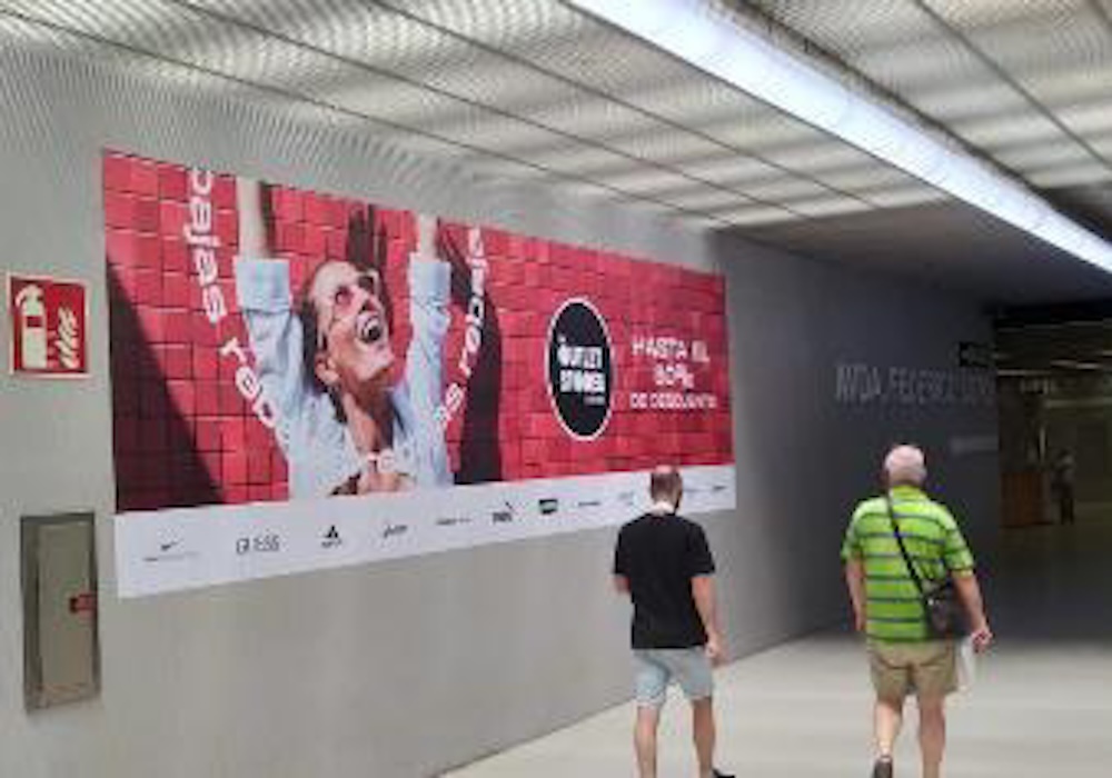 Pubñicidad-Metro-Alicante-Vinilo-Pasillo-Estacion